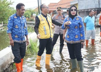 Wabup Mimik Idayana Sidak ke Lokasi Banjir di SMPN 2 Tanggulangin
