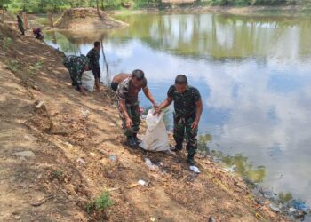 Satgas Pandu Kodim Lamongan Bersih-bersih Benahi Embung