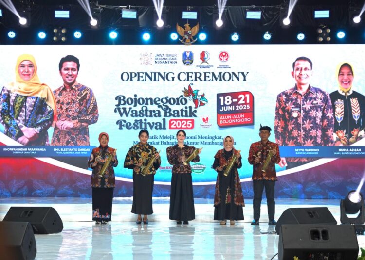 Arumi Bachsin Hadiri Opening Ceremony Bojonegoro Wastra Batik Festival 2025
