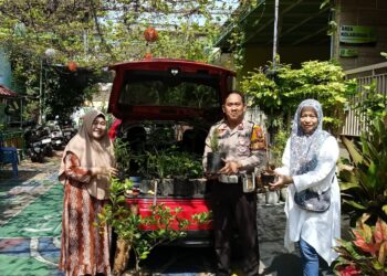Optimalkan Ketahanan Pangan, Polsek Sidoarjo Kota Bagikan Tanaman Pangan ke Warga Sekardangan