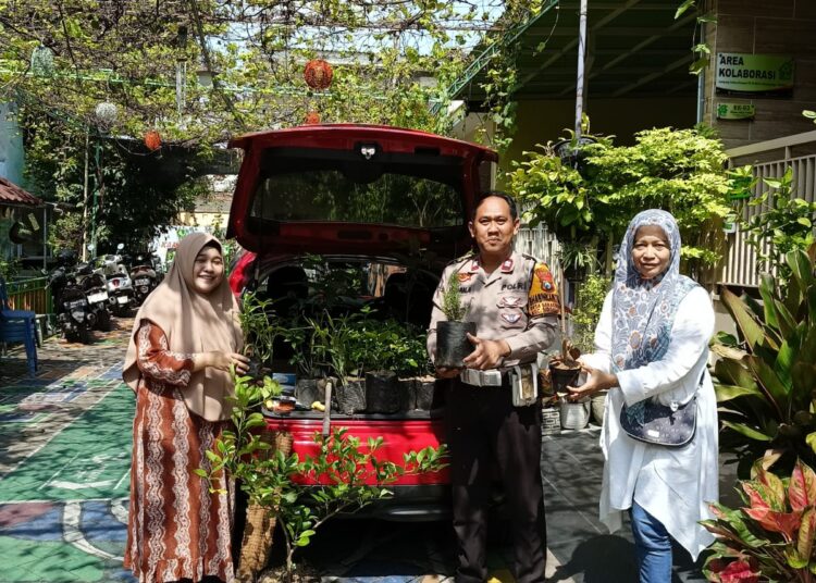 Optimalkan Ketahanan Pangan, Polsek Sidoarjo Kota Bagikan Tanaman Pangan ke Warga Sekardangan