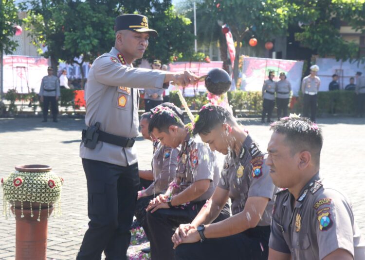 Kado Hari Bhayangkara Ke-79, Ratusan Anggota Polresta Sidoarjo Naik Pangkat