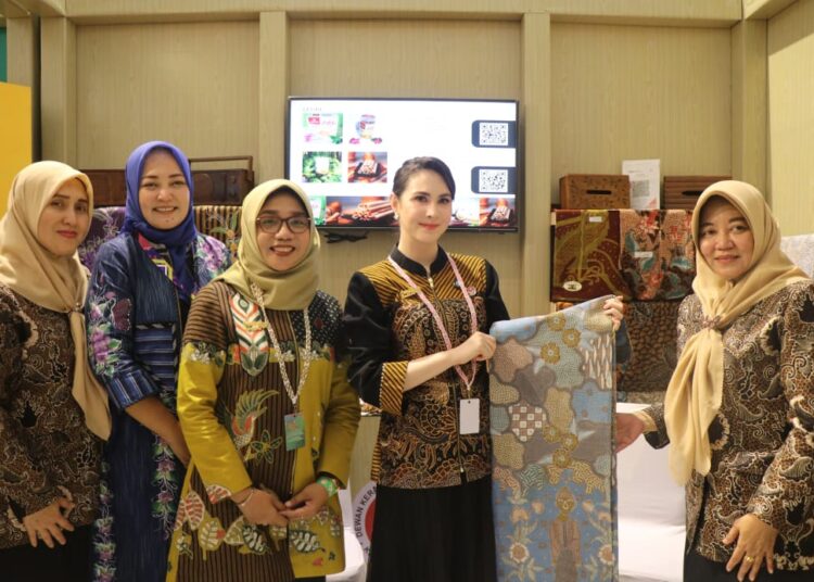 Stand Dekranasda Bojonegoro di Balikpapan Menarik Perhatian Pengunjung Luar Daerah