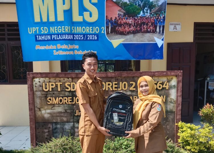 Pemdes Simorejo Berbagi Alat Tulis Gratis ke Siswa Baru SD/MI