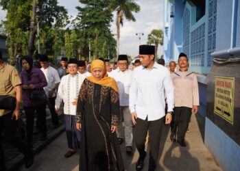 Gubernur Khofifah Didampingi Mas Lindra Ziarah ke Sunan Bonang