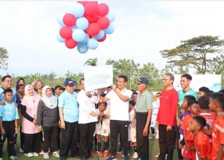 Lepas Balon, Bupati Bojonegoro Buka Kompetisi Olahraga Usia Dini di Ngasem