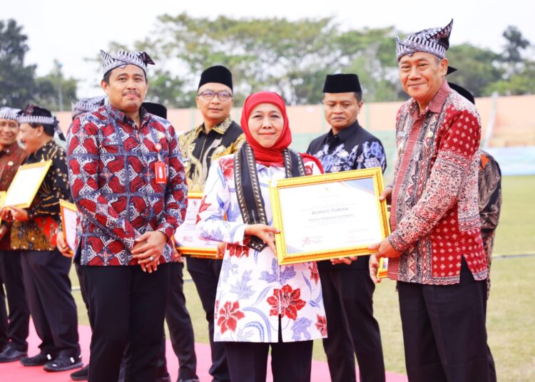 Bupati Tuban Terima Penghargaan Tokoh Pembina Koperasi 2025