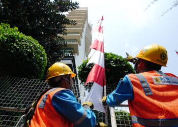 PLN Ajak Warga Jaga Jarak Aman Pasang Bendera dan Umbul-Umbul dari Kabel Listrik