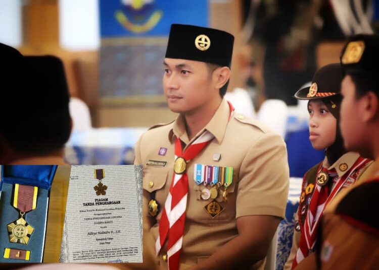 Bupati Tuban Terima Piagam Tanda Penghargaan Lencana Darma Bakti
