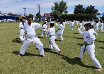Kompol H. Djanuarsa Buka Ujian Gashuku dan UKT di Tanah Lapang Pancur Batu