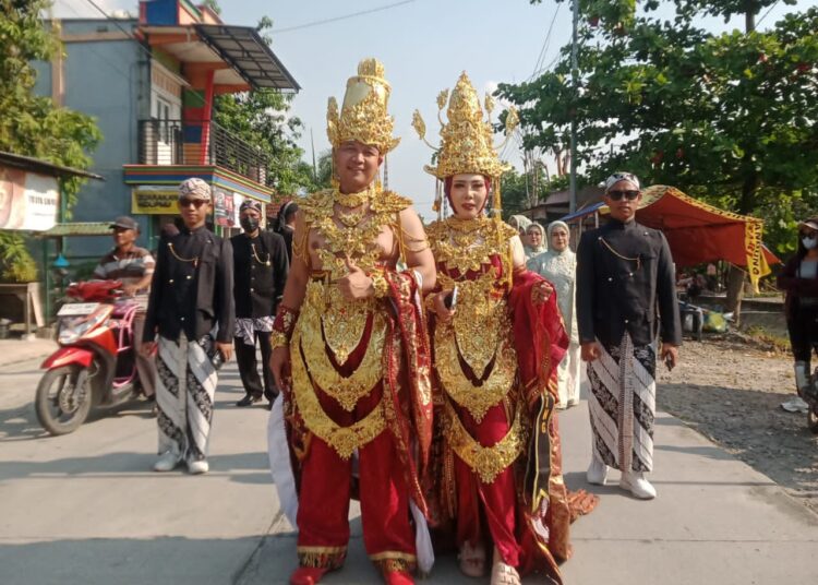 Karnaval Margoagung, Sasminto dan Istri Tampil Romantis Laksana Raja dan Ratu