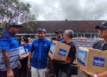 Demokrat Bagikan 2.500 Paket Sembako Untuk Korban Banjir di Bali