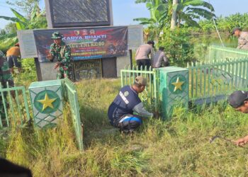 HUT ke-80 TNI, Koramil Kawedanan V Karya Bakti Bersihkan Rumput di Tugu Kadet Suwoko