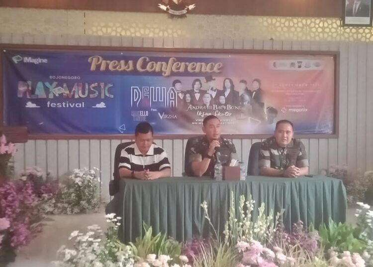 Dandim Bojonegoro lama, Letkol Czi Arief Rochman Hakim (tengah) bersama Dandim baru, Letkol Inf Dedy Dwi Wijayanto (kanan) bersama Owner iMagine EO saat konferensi pers di Aula Kodim 0813 Bojonegoro (24/9). [Foto.Imm/Kabar1News].