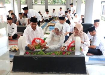 Awali Rangkaian HJB ke-348, Bupati Wahono dan Wabup Nurul Ziarah Makam Leluhur