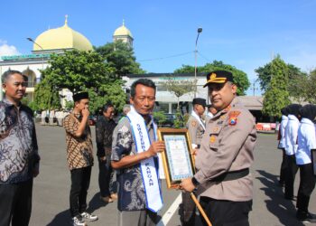 Kapolres Tuban Beri Penghargaan Sejumlah Masyarakat dan Anggota Berprestasi