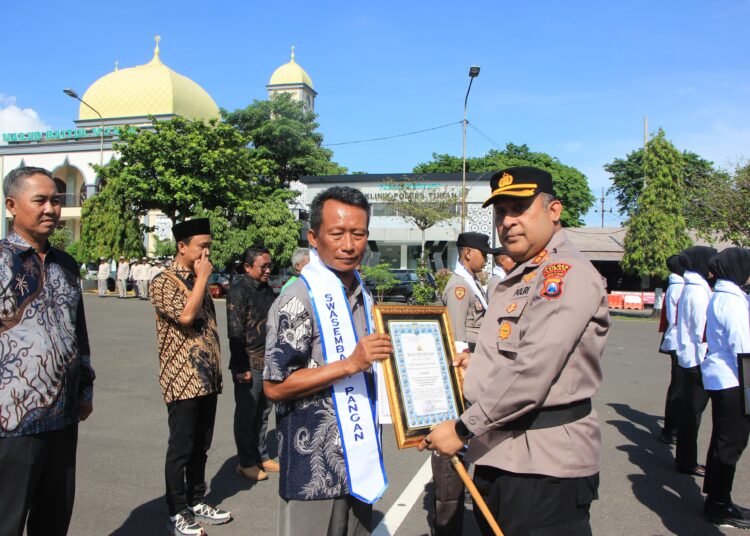 Kapolres Tuban Beri Penghargaan Sejumlah Masyarakat dan Anggota Berprestasi