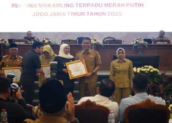 Bupati Bojonegoro Bersama Lurah Kepatihan Terima Penghargaan Terbaik IV se-Jatim