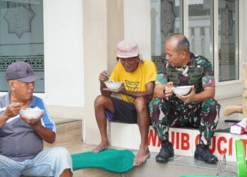Jumat Berkah, Kodim Lamongan Berbagi Soto dan Santuni Yatim