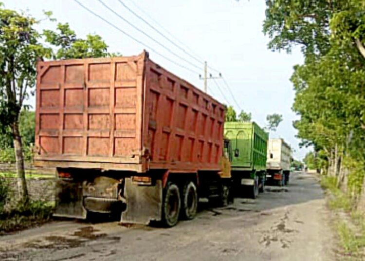 Truk Pasir Lalu-lalang di Jalan Desa, Warga Kemamang Resah