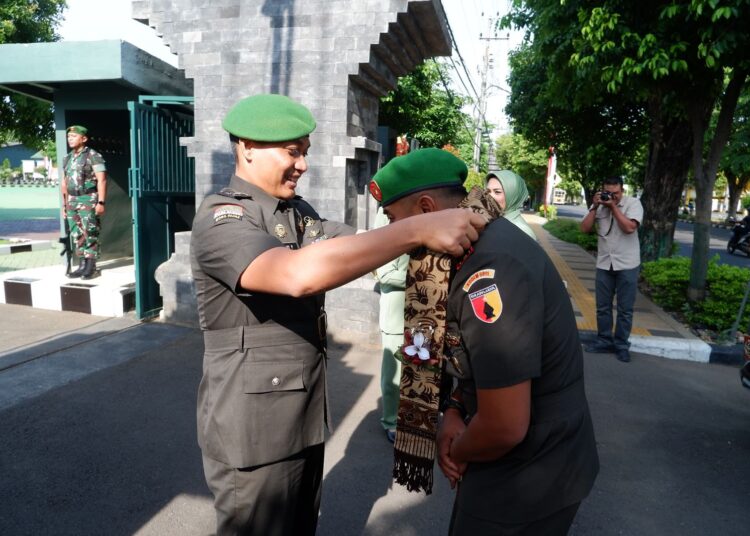 Letkol Inf Dicky Kalungkan Selendang Batik ke Dandim 0811 yang Baru