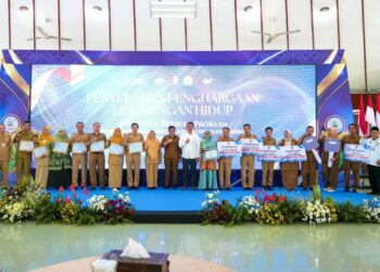 Pemkab Bojonegoro Serahkan Penghargaan Lingkungan Hidup di Malowopati