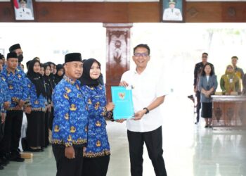 Bupati Wahono Serahkan SK Perpanjangan Masa Perjanjian Kerja PPPK
