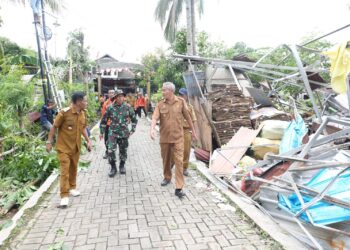 Wabup Tuban Kunjungi Warga Terdampak Angin Kencang, BPBD Diminta Gercep