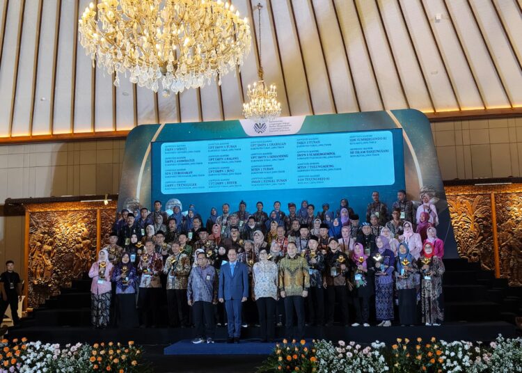 Belasan Sekolah di Tuban Raih Penghargaan Adiwiyata dan Mandiri 2025