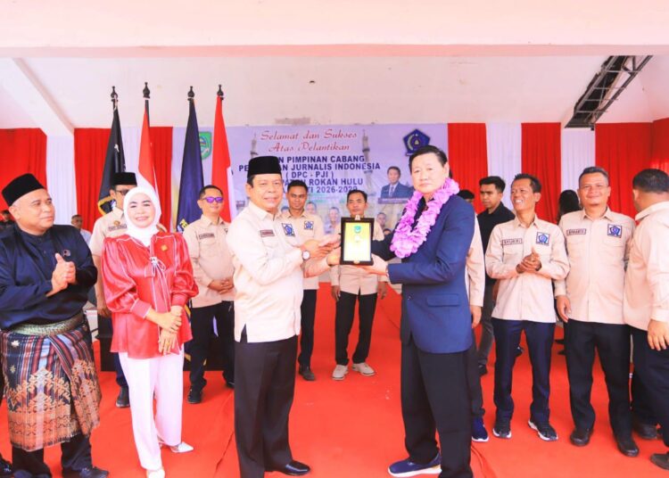 PJI Rokan Hulu Dikukuhkan, Pemda Harap Pers Tetap Kritis dan Profesional