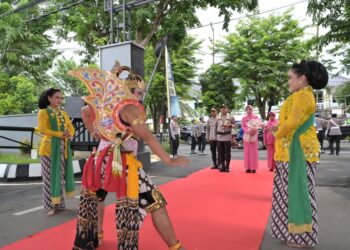 Gambyong Pareanom Warnai Tradisi Gerbang Pora Sambut Kapolres Tuban ke-40