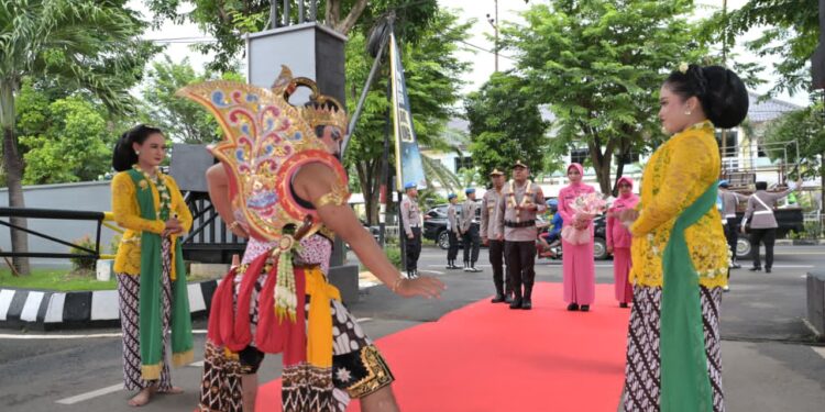 Gambyong Pareanom Warnai Tradisi Gerbang Pora Sambut Kapolres Tuban ke-40