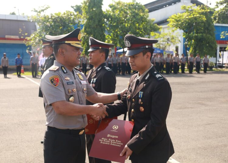 Puluhan Personil Polres Tuban Terima Penghargaan Satyalancana
