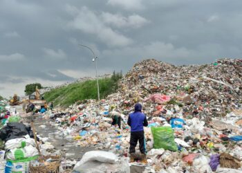 Warga Keluhkan Sampah Menumpuk di TPA Tambora Lamongan