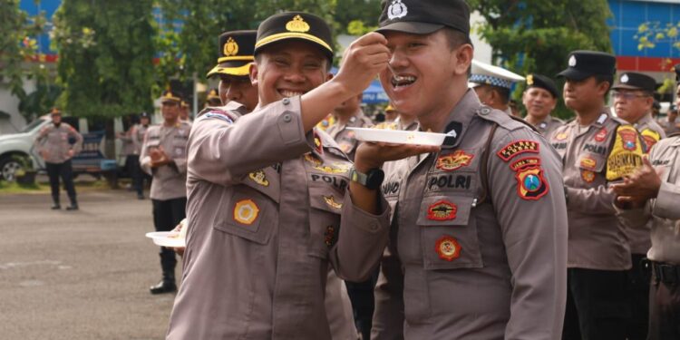Kapolres Tuban Rayakan Ultah Anggota yang Lahir Januari