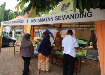 Warga Semanding Antusias Serbu Pasar Murah Ramadan
