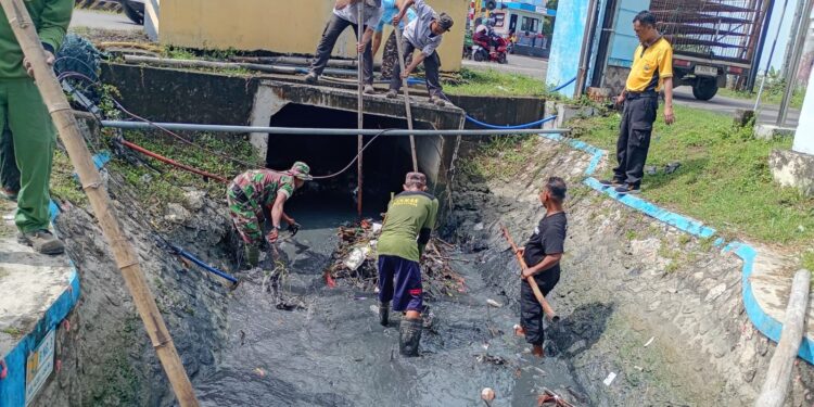 Serentak! Babinsa Kodim Bojonegoro Bersama Warga Bersihkan Lingkungan