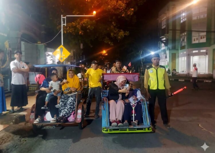 Ratusan Becak Ramaikan Takbir Keliling Idul Fitri di Lamongan