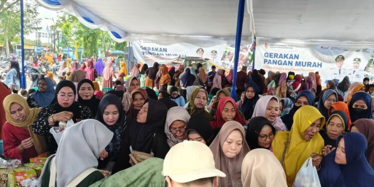 Warga Serbu Pasar Murah GPM di Gayam