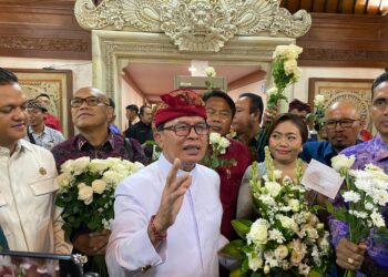 Warga Serangan dan Jimbaran Beri Mawar Putih, Apresiasi Pansus TRAP DPRD Bali