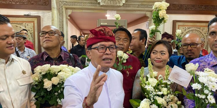 Warga Serangan dan Jimbaran Beri Mawar Putih, Apresiasi Pansus TRAP DPRD Bali