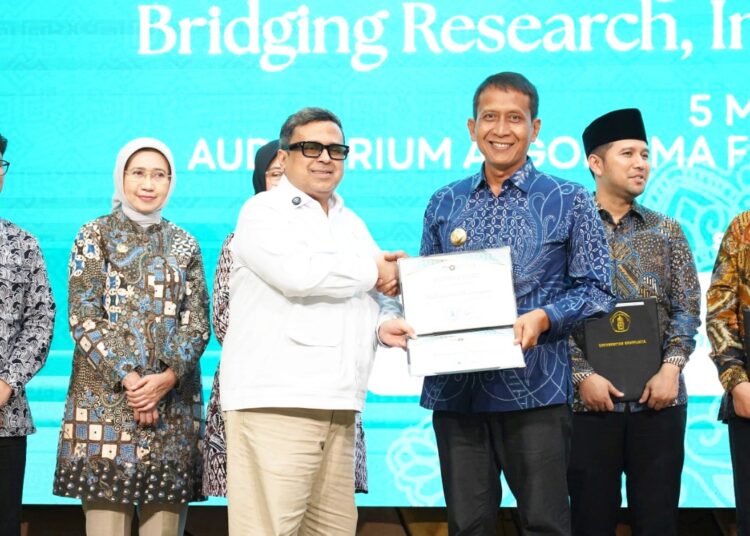 Bupati Bojonegoro Terima Penghargaan dari Halal Metric Universitas Brawijaya