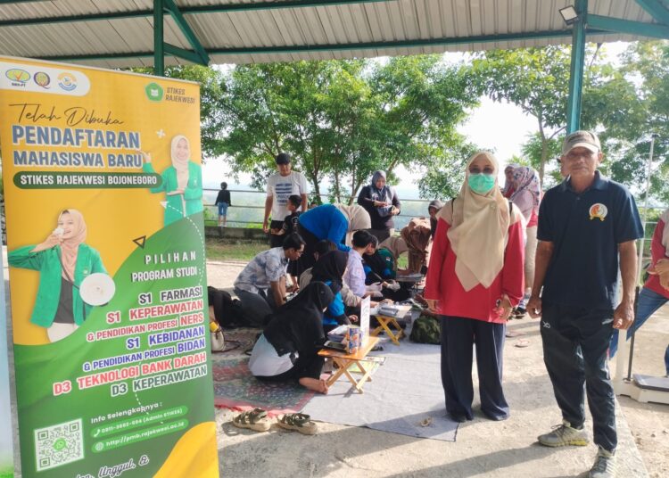 STIKES Rajekwesi Bojonegoro Gelar Cek Kesehatan Gratis di CFD Tebing Ceria WTG Sumuragung