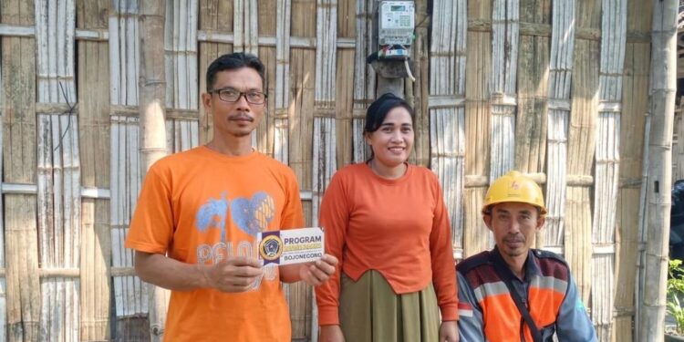PJI Bojonegoro Wujudkan Program Pasang Listrik Gratis, 2 Warga Penerima Sambut Bahagia