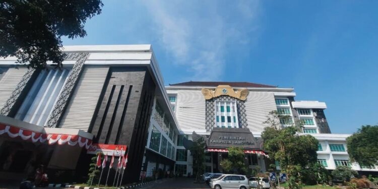 KPK Tahan Tiga Tersangka Korupsi Pembangunan Gedung Pemkab Lamongan