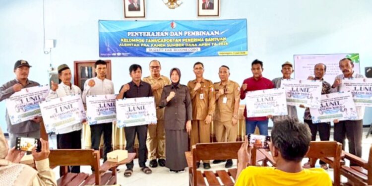 Simbolis! Wabup Nurul Serahkan Bantuan Alsintan ke Sejumlah Poktan di Bojonegoro 