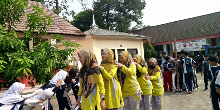 KORMI Kab. Tangerang Hidupkan Egrang & Bakiak di SDN Legok II