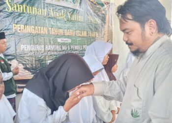 PR NU dan Pemdes Pekuwon Santuni Yatim di Momen 1 Muharam 1448 H