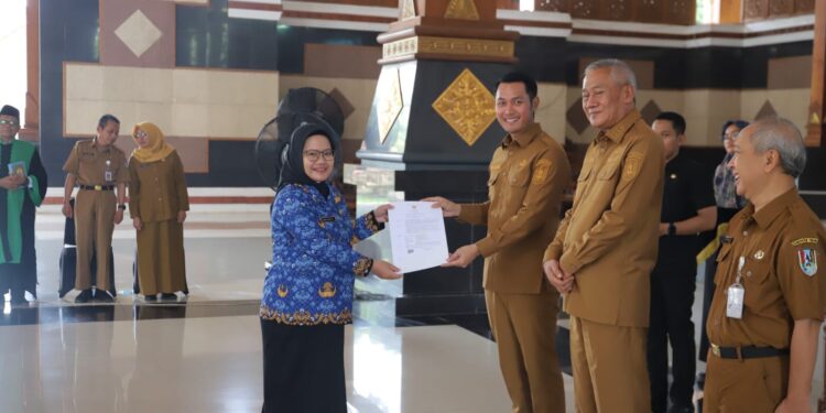 Bupati Tuban Serahkan SK 42 PNS Baru, Dorong Kinerja Berorientasi Pelayanan