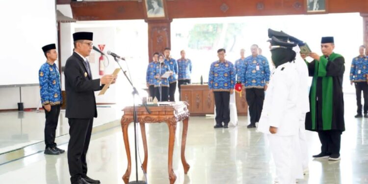 Bupati Bojonegoro Lantik 5 Kades PAW, Diminta Solid dan Pelayanan Berkualitas